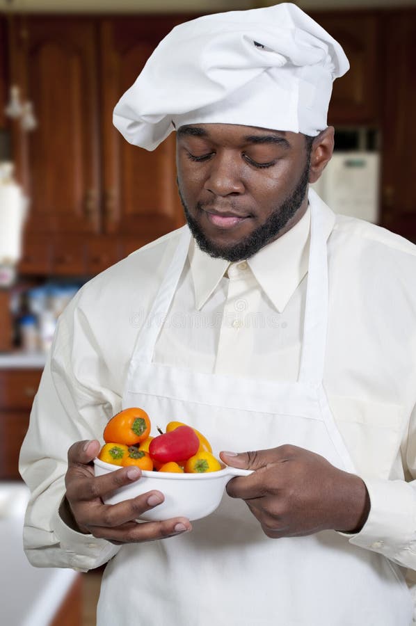 Nero americano maschio cuoco possesso una ciotola da fresco dolce peperoni.