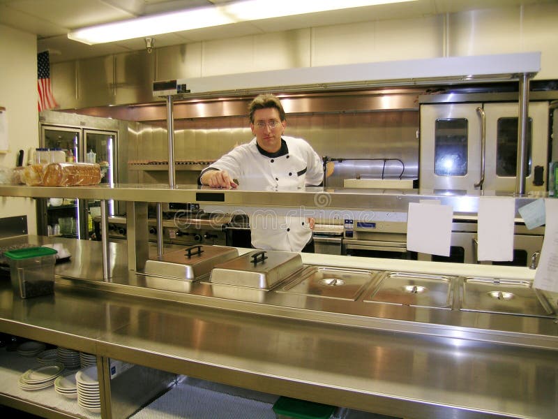 Lindo cocinero en brillante La cocina.