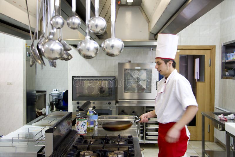 Junge Koch arbeitet in seiner Küche, prepearing etwas zu Essen.