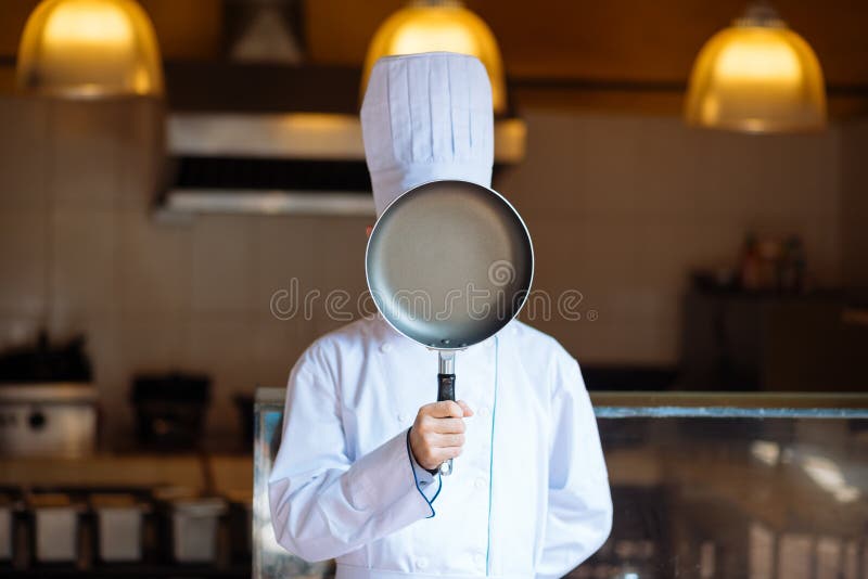 Chef avec la poêle image libre de droits Chef avec la poêle image libre de droits