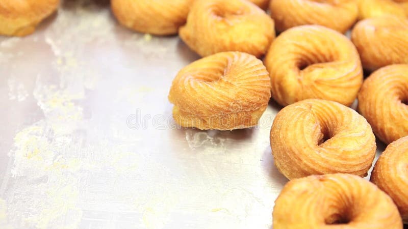 Chef de repostería en el trabajo con los anillos de espuma almacen de video
