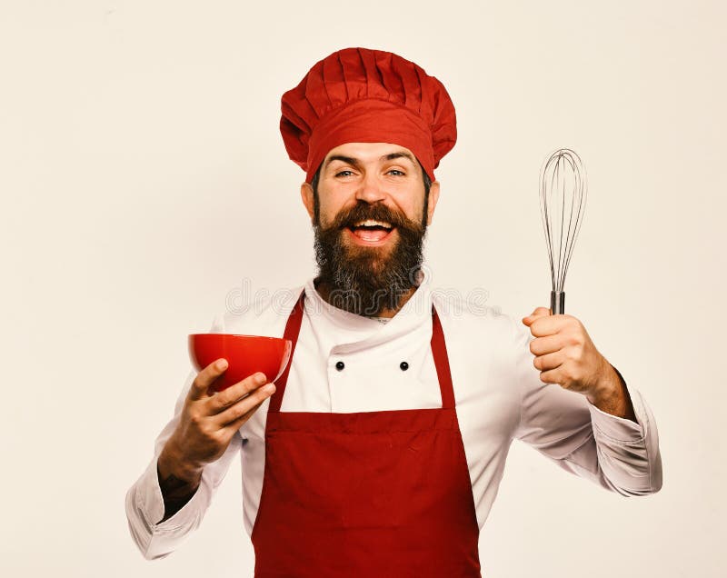 Chef, der Bestandteile in der roten Platte mischt oder peitscht lizenzfreies stockbild Chef, der Bestandteile in der roten Platte mischt oder peitscht lizenzfreies stockbild
