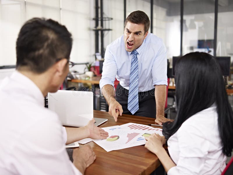 Chef, der an den Untergebenen schreit lizenzfreies stockbild Chef, der an den Untergebenen schreit lizenzfreies stockbild