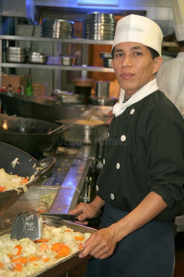 Chef, der in der Küchegaststätte kocht stockfoto Chef, der in der Küchegaststätte kocht stockfoto