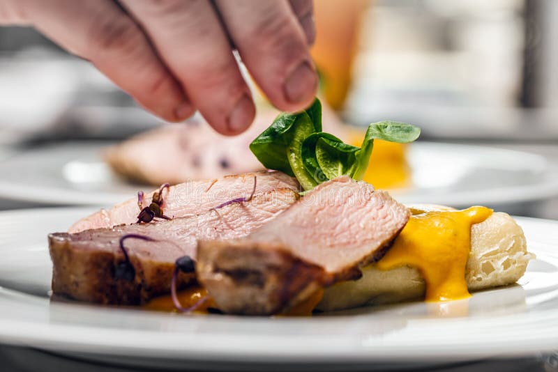 Chef, der ihre Platte beendet lizenzfreies stockfoto Chef, der ihre Platte beendet lizenzfreies stockfoto