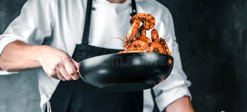 Chef, der Tigergarnelen im Wok in der Restaurantküche kocht lizenzfreies stockfoto Chef, der Tigergarnelen im Wok in der Restaurantküche kocht lizenzfreies stockfoto