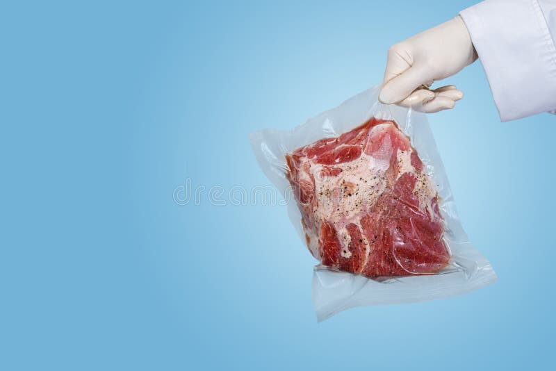 Chef för hållaren förpackad i vakuumförpackningar av kött fotografering för bildbyråer