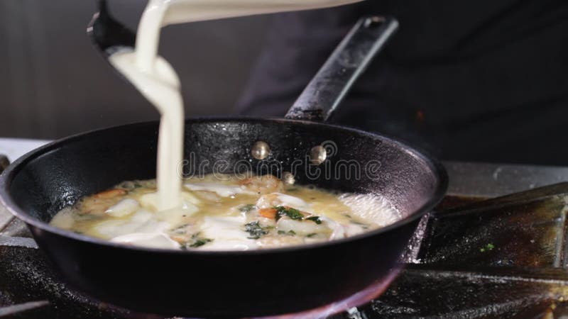 Chef: gamberi da cucina aggiungono crema da cucina