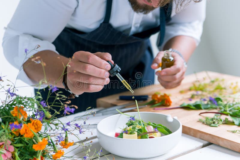 Chef kocht Mahlzeit lizenzfreie stockbilder Chef kocht Mahlzeit lizenzfreie stockbilder
