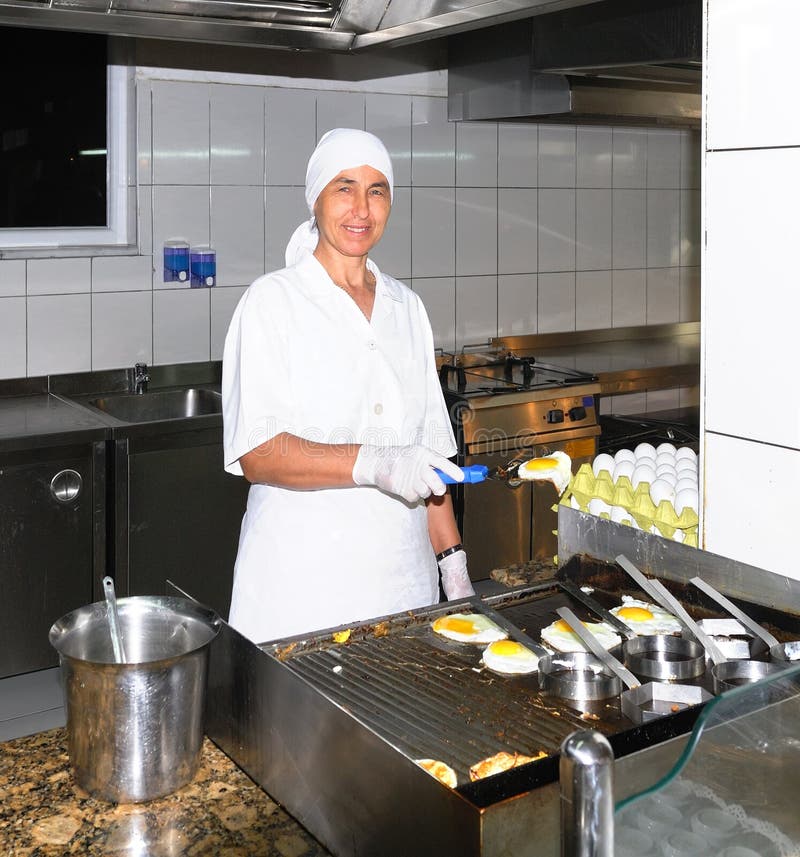 Chef kocht Omelett lizenzfreie stockfotos Chef kocht Omelett lizenzfreie stockfotos