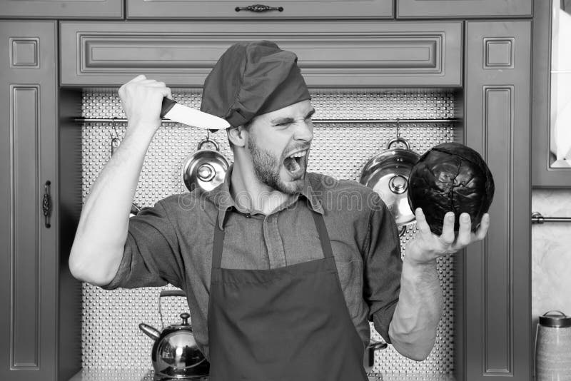 Chef-kok met messenschreeuw bij purpere kool Boze mens in rode hoed en schort in keuken Vegetarisch menu en gezonde voeding royalty-vrije stock foto Chef-kok met messenschreeuw bij purpere kool Boze mens in rode hoed en schort in keuken Vegetarisch menu en gezonde voeding royalty-vrije stock foto
