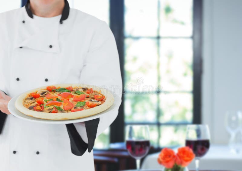 Chef-kok met pizza met lijst met wijnachtergrond