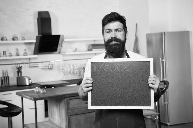 chef-kok op het werk Ik wens u bij de keuken Hipster in keuken Rijp Mannetje Gebaarde mensenkok Gebaarde mens in rode schort stock foto's chef-kok op het werk Ik wens u bij de keuken Hipster in keuken Rijp Mannetje Gebaarde mensenkok Gebaarde mens in rode schort stock foto's
