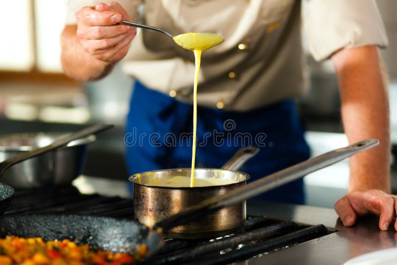 Chef-kok in restaurant of hotelkeuken het koken stock afbeelding Chef-kok in restaurant of hotelkeuken het koken stock afbeelding