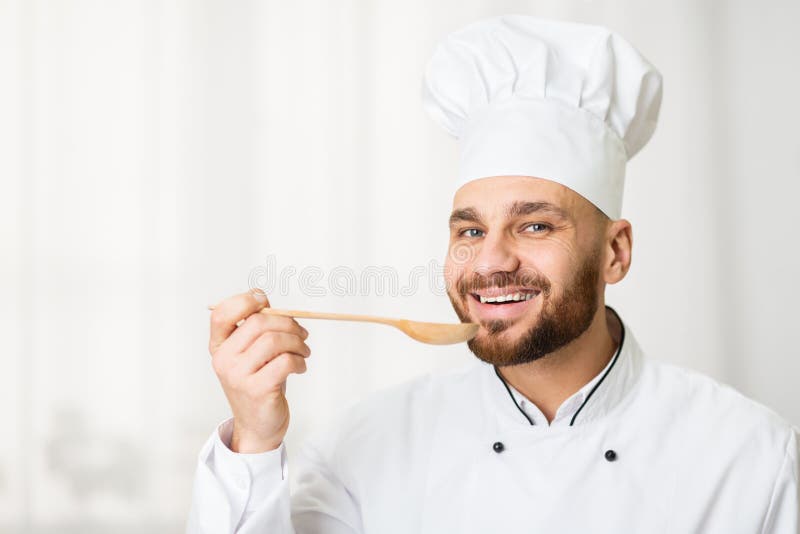 Chef Man testar livsmedelsbehållare mot fönster inomhus arkivbild Chef Man testar livsmedelsbehållare mot fönster inomhus arkivbild