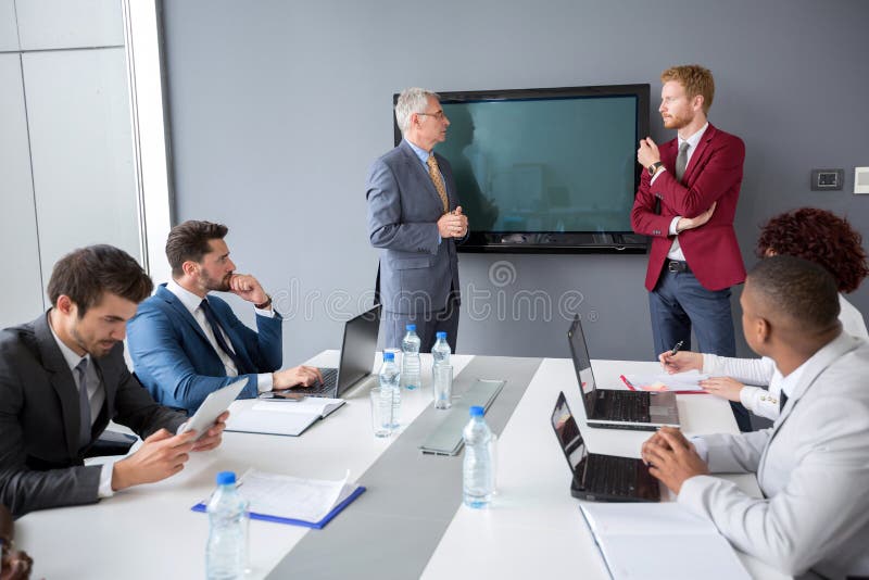 Chef med direktör diskuterar affärer royaltyfria foton