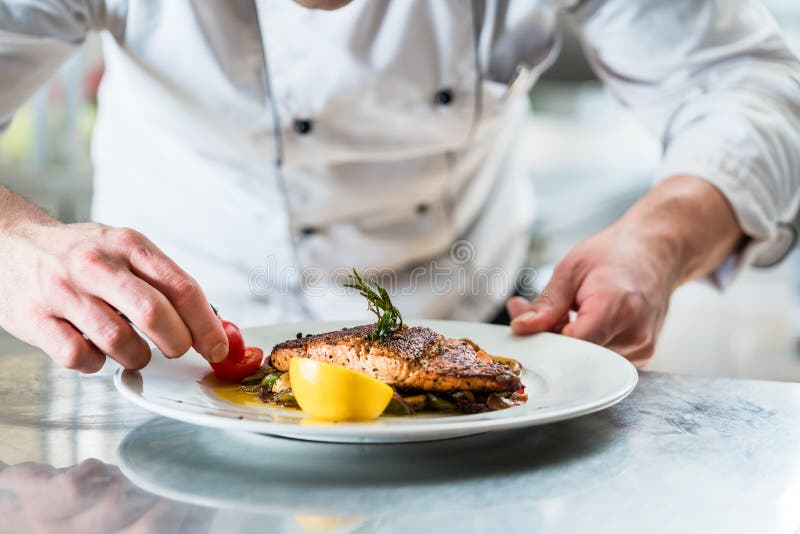 Chef mit Sorgfaltvollendenteller auf Platte stockfoto Chef mit Sorgfaltvollendenteller auf Platte stockfoto