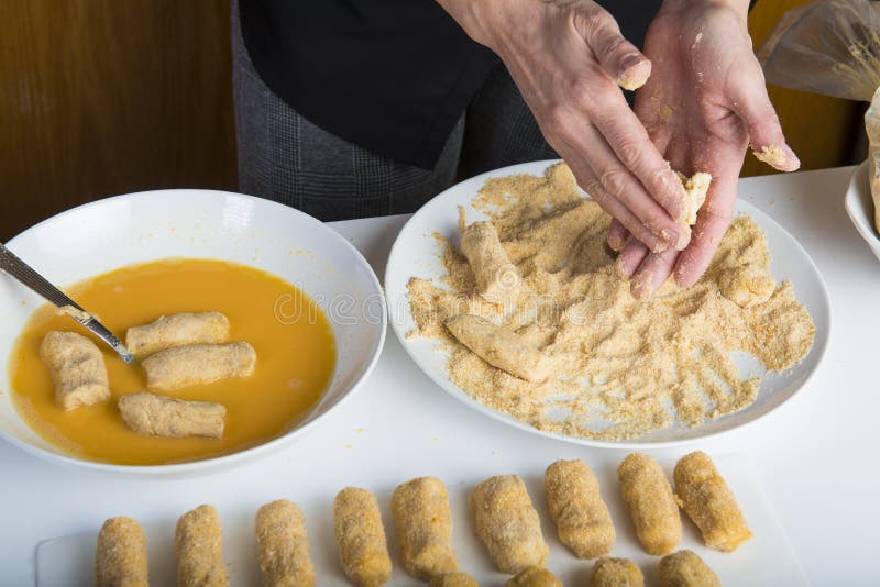 Chef préparant des croquettes dans la cuisine images stock Chef préparant des croquettes dans la cuisine images stock