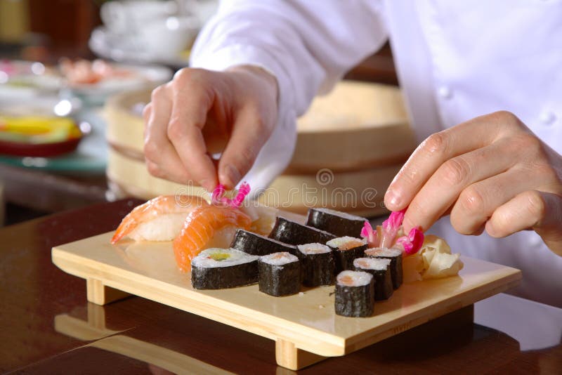 chef préparant des sushi chef préparant des sushi