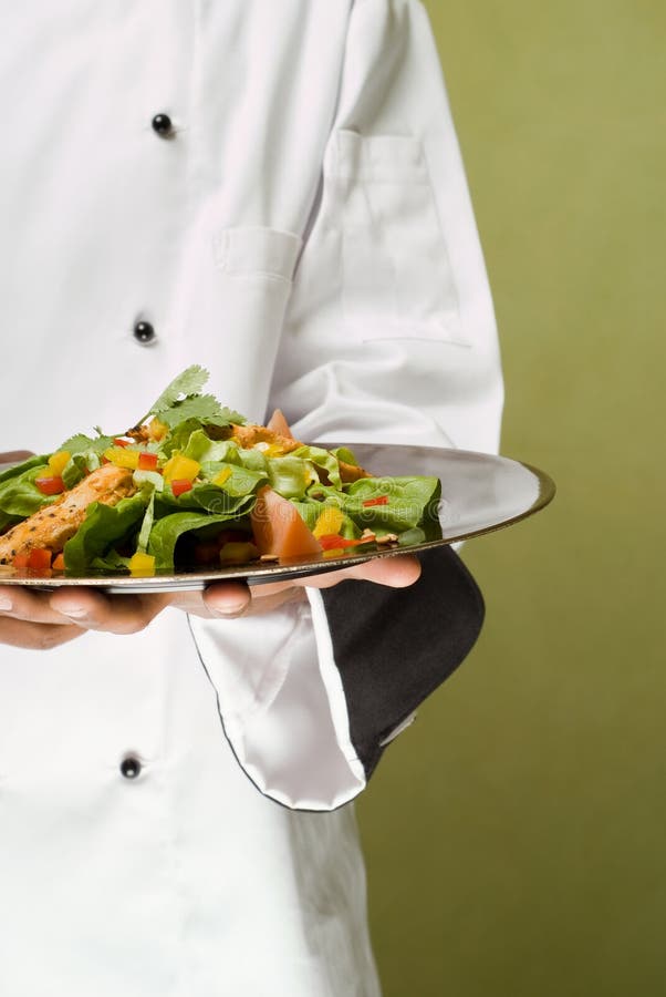Chef présent la salade de poulet saine photo stock Chef présent la salade de poulet saine photo stock