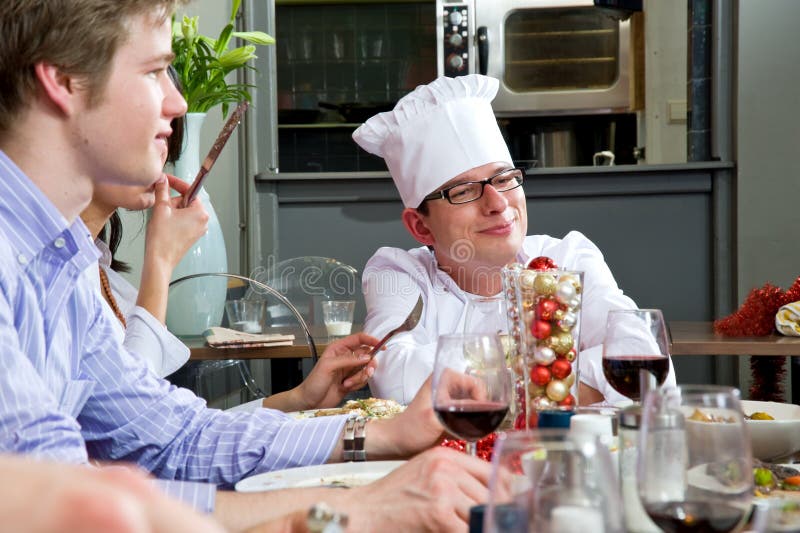 Restaurace hosté mluvení na šéfkuchař během.