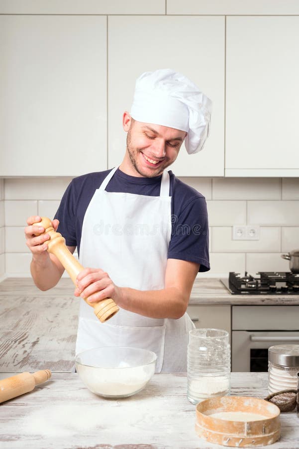 Chef using pepper mill in kitchen royalty free stock photos Chef using pepper mill in kitchen royalty free stock photos