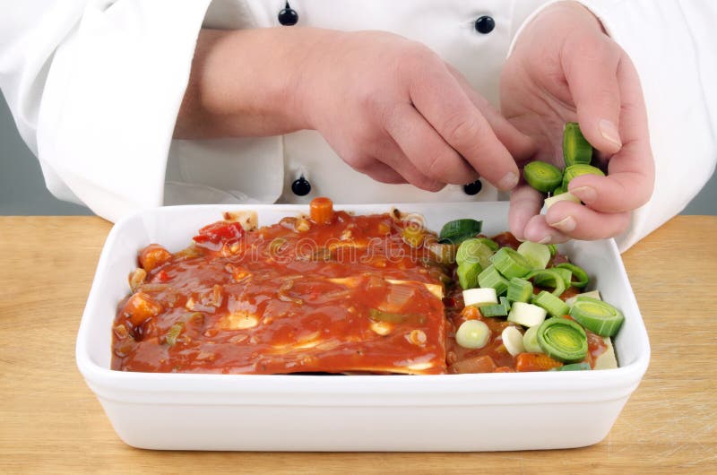 Chef zugebereitete Lasagne mit geschnittenem ââleek lizenzfreies stockbild Chef zugebereitete Lasagne mit geschnittenem ââleek lizenzfreies stockbild