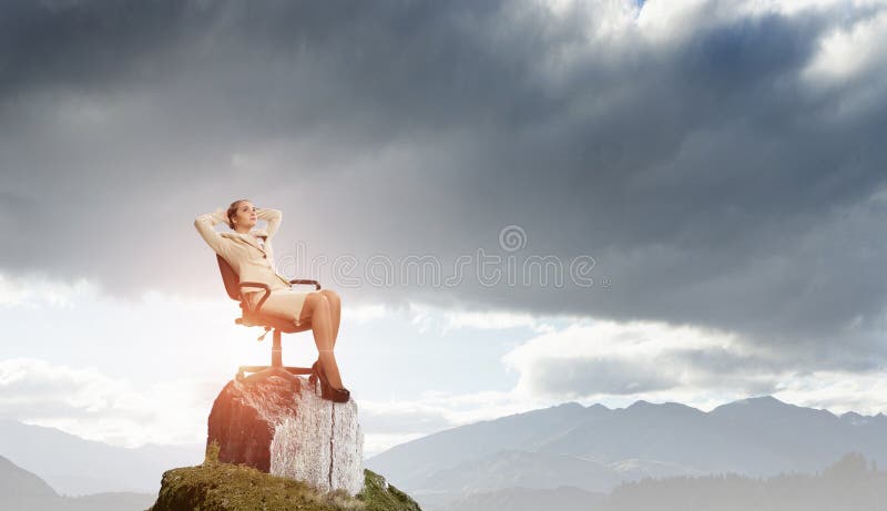 Chefe da senhora na cadeira do escritório imagens de stock Chefe da senhora na cadeira do escritório imagens de stock