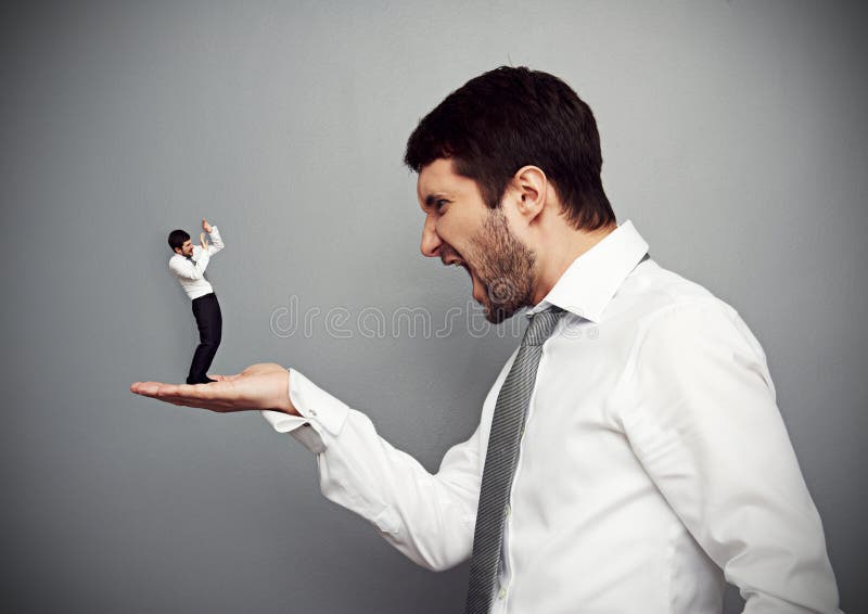 Chefe irritado e trabalhador assustado pequeno fotografia de stock royalty free Chefe irritado e trabalhador assustado pequeno fotografia de stock royalty free