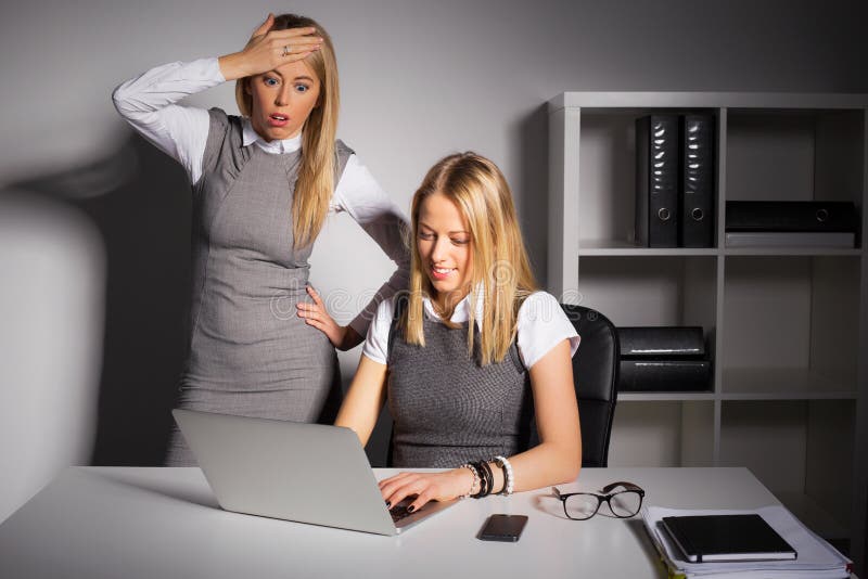 Chefe no horror que olha o trabalho dos empregados imagem de stock Chefe no horror que olha o trabalho dos empregados imagem de stock