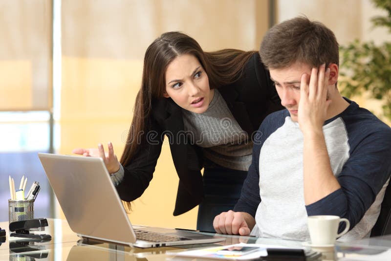 Chefe que discute um empregado imagens de stock Chefe que discute um empregado imagens de stock