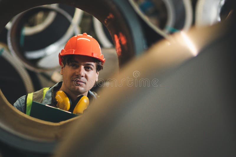 Chefingenieur untersucht eine Arbeit, die er macht oder überprüft die Einrichtung des Sicherheitssystems in der Metallindustrie lizenzfreie stockbilder