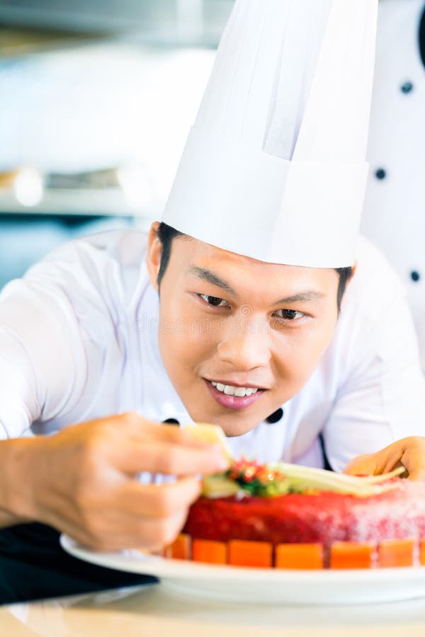 Chefs asiatiques faisant cuire dans le restaurant photographie stock libre de droits Chefs asiatiques faisant cuire dans le restaurant photographie stock libre de droits