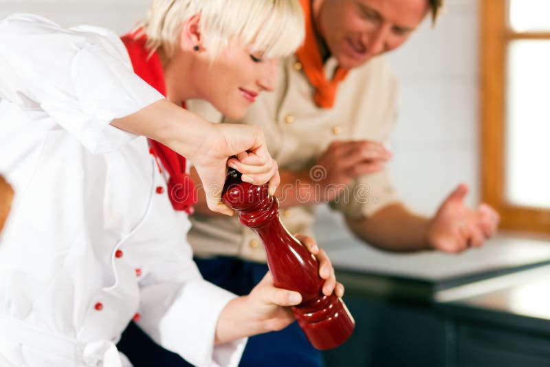 Chefs in einem Gaststätte- oder Hotelküchekochen stockbilder Chefs in einem Gaststätte- oder Hotelküchekochen stockbilder