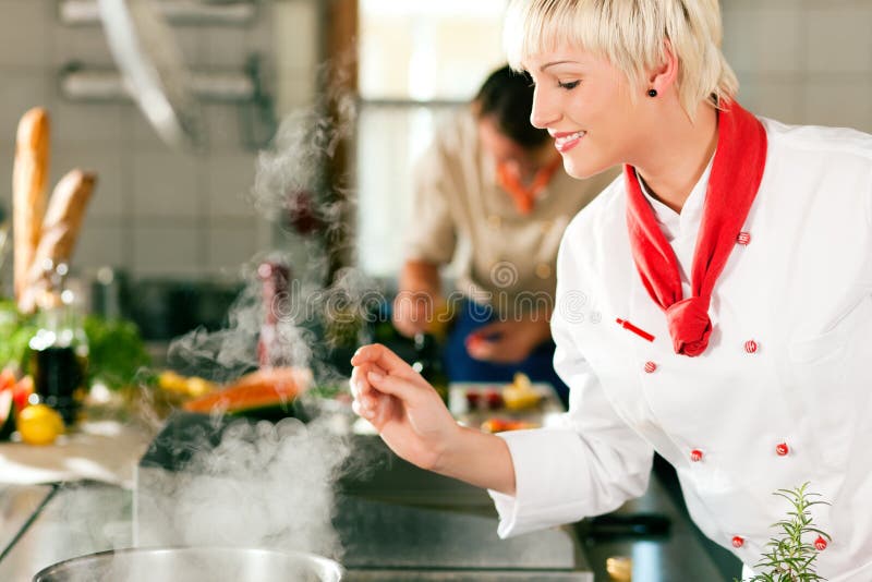 Chefs in einem Gaststätte- oder Hotelküchekochen lizenzfreies stockbild Chefs in einem Gaststätte- oder Hotelküchekochen lizenzfreies stockbild