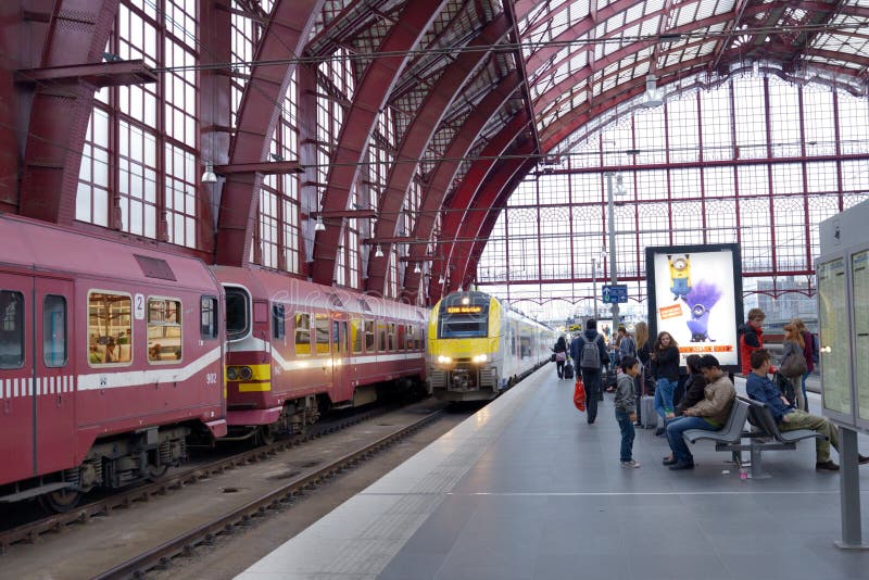 Chegada do comboio suburbano foto de stock royalty free