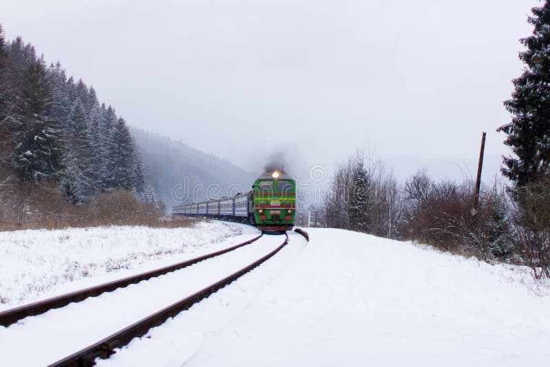 Chegada do trem à estação fotos de stock