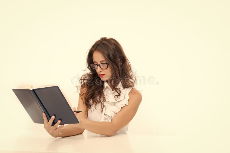 Cheking los resultados mujer atractiva con los labios rojos en vidrios se?ora que sonr?e en la tabla ?xito de asunto De nuevo a e imagenes de archivo Cheking los resultados mujer atractiva con los labios rojos en vidrios se?ora que sonr?e en la tabla ?xito de asunto De nuevo a e imagenes de archivo