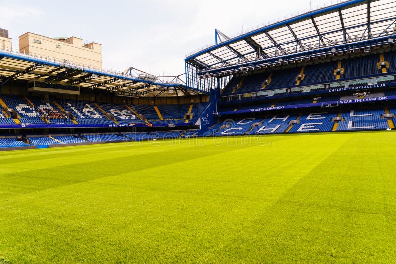 Crest chelsea bridge london hi-res stock photography and images - Alamy