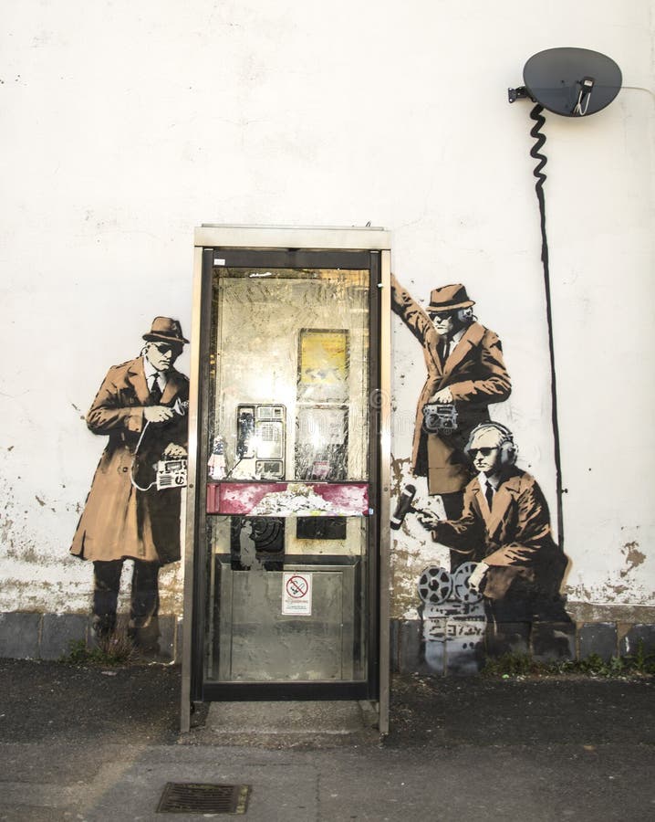 CHELTENHAM, UK - KWIECIEŃ 16, 2014: Graffiti Banksy sztuka, możliwie fotografia stock CHELTENHAM, UK - KWIECIEŃ 16, 2014: Graffiti Banksy sztuka, możliwie fotografia stock