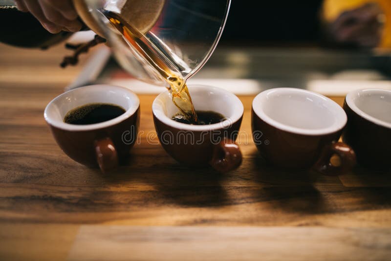 Chemex tijdens wordt gebruikt royalty-vrije stock afbeeldingen Chemex tijdens wordt gebruikt royalty-vrije stock afbeeldingen