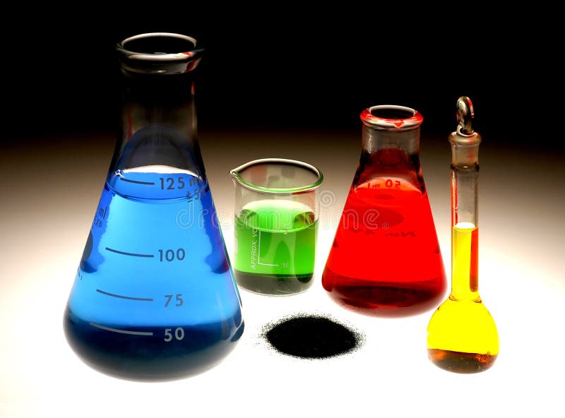 Chimica contenitori con liquido colorato in polvere di un laureato in background.