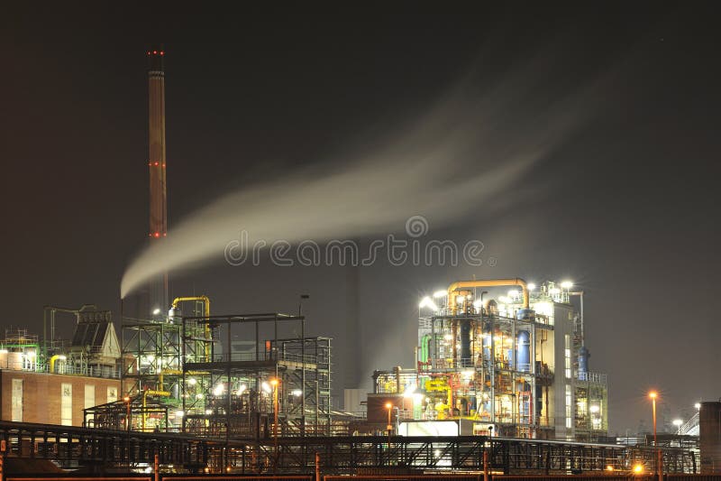 Farmacéutico de acuerdo a noche horno en a vapor nubes a través de eso.