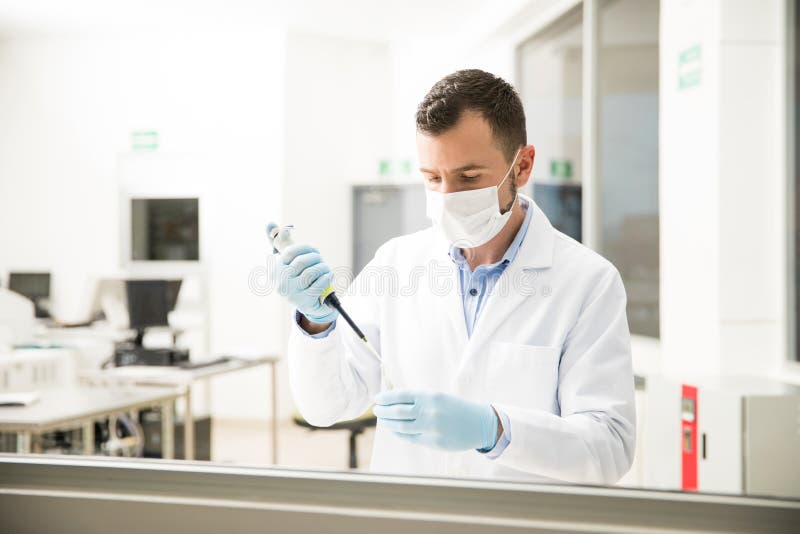 Chemicus die een pipet met behulp van op het werk royalty-vrije stock foto's Chemicus die een pipet met behulp van op het werk royalty-vrije stock foto's