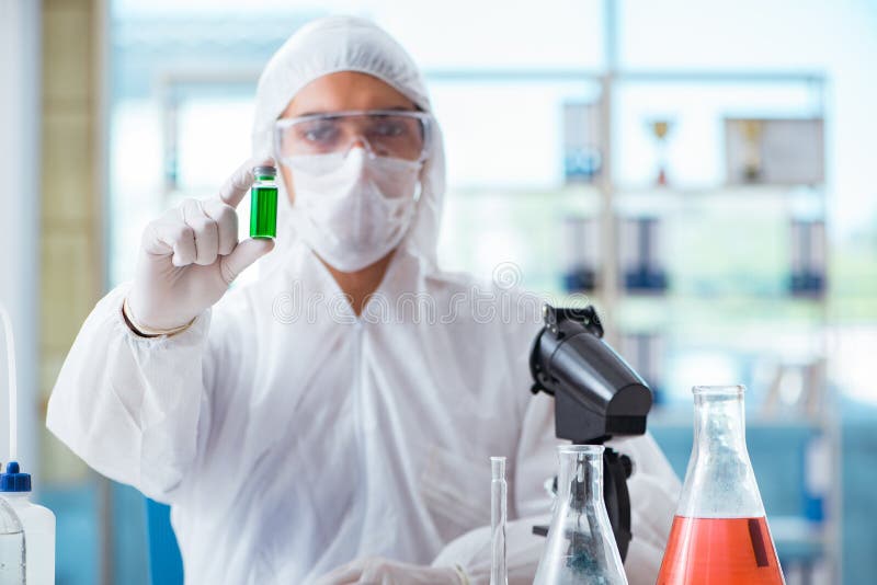 Chemicus het testen in het uittreksel van de laboratoriumcannabis voor medisch p stock foto's Chemicus het testen in het uittreksel van de laboratoriumcannabis voor medisch p stock foto's