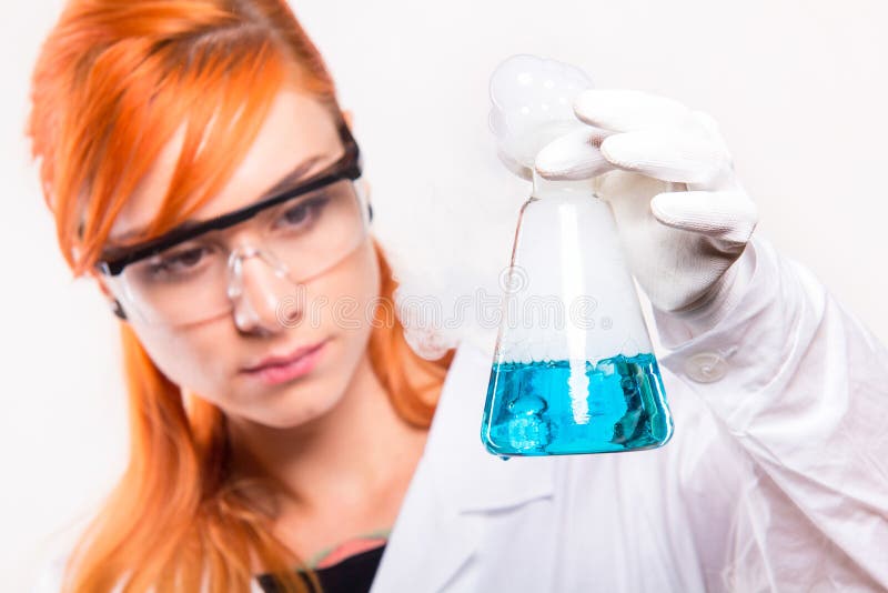 Chemicusvrouw die een reageerbuis in een laboratorium houden royalty-vrije stock foto's Chemicusvrouw die een reageerbuis in een laboratorium houden royalty-vrije stock foto's