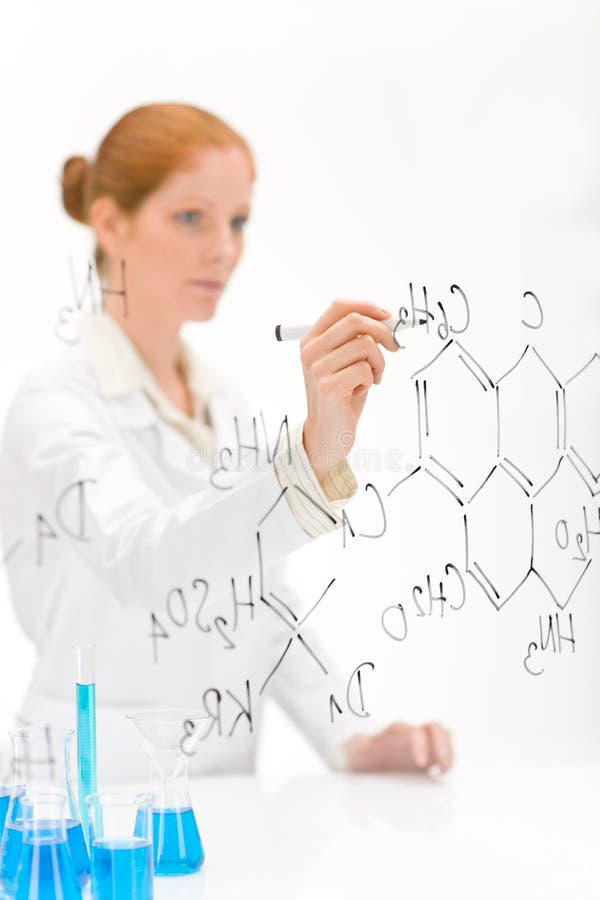 Chemicznej formuły naukowa kobieta pisze zdjęcie royalty free