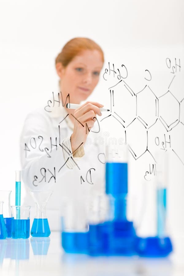 Chemicznej formuły naukowa kobieta pisze obraz stock