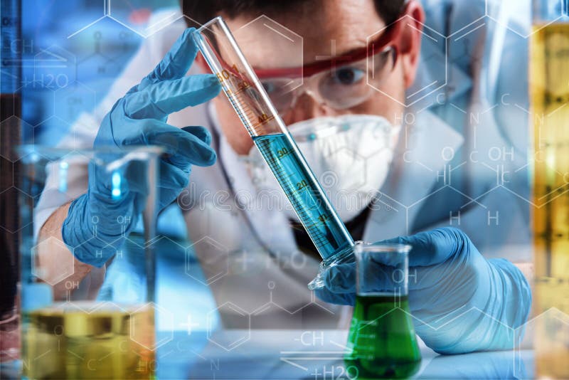 Chemiczny inżynier pracuje z tubka testem w laboratorium badawczym fotografia royalty free Chemiczny inżynier pracuje z tubka testem w laboratorium badawczym fotografia royalty free
