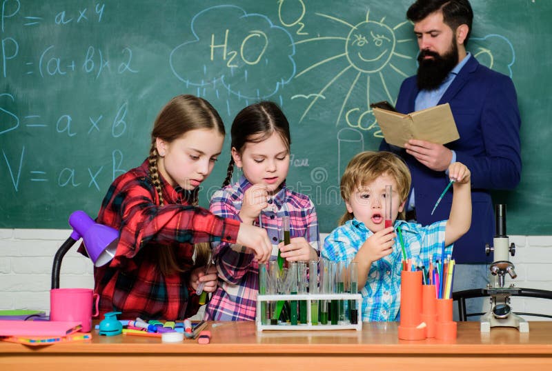 Chemii klasy Grupowa interakcja i komunikacja Promuje naukowych interesy Praktyczna wiedza Uczy? dzieciak?w zdjęcie stock Chemii klasy Grupowa interakcja i komunikacja Promuje naukowych interesy Praktyczna wiedza Uczy? dzieciak?w zdjęcie stock